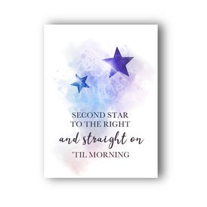 Peut inclure: Une impression rectangulaire blanche avec deux étoiles bleu foncé sur un fond aquarelle doux violet et bleu. Le texte indique : SECOND STAR TO THE RIGHT and straight on 'TIL MORNING dans une combinaison de polices serif et script.