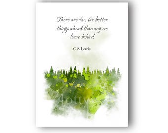Op de afbeelding: Een rechthoekige print met een aquarel bosscène in tinten groen en limoen. De tekst luidt: There are far, far better things ahead than any we leave behind. C.S. Lewis. De achtergrond is wit en bevat een vaag watermerk.
