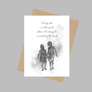 Fianco a fianco o a chilometri di distanza, le sorelle saranno sempre collegate dal cuore Citazione, Biglietto di auguri A5, Ispirazionale, Regalo, Bianco e nero