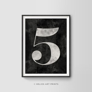 Può includere: Stampa artistica incorniciata con un grande numero 5 stilizzato in argento anticato su uno sfondo scuro e strutturato. La stampa è in una cornice nera. Il testo "© HELIOS ART PRINTS" è in basso.