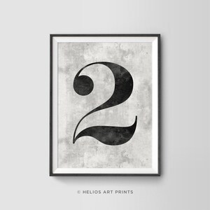 Puede incluir: Impresión de arte imprimible en blanco y negro del número dos sobre un fondo texturizado. El número está en una fuente de estilo vintage. La impresión está enmarcada en un marco negro.