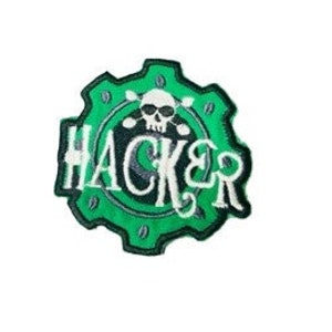 Puede incluir: Parche bordado verde y negro con una calavera y huesos cruzados y la palabra "HACKER" en letras blancas.