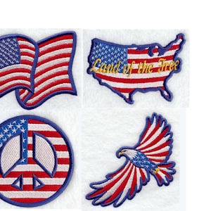 Pode incluir: Quatro patches bordados com temas patrióticos. Um patch retrata uma bandeira americana a ondear, outro o mapa dos EUA com o texto "Land of the Free", um símbolo de paz com listras de bandeira e uma águia com as asas abertas.