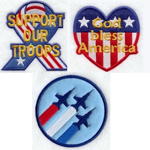 Pode incluir: Patches bordados com temas patrióticos. Um patch apresenta um design de fita com o texto "SUPPORT OUR TROOPS". Outro tem formato de coração com "God bless America". O terceiro é um círculo azul com jatos.