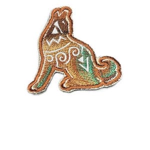 Pode incluir: Patch bordado com um lobo estilizado em tons de castanho, bege e verde. O lobo é retratado em posição sentada, com intrincados padrões de inspiração tribal. O patch tem uma aparência texturizada e uma borda branca.