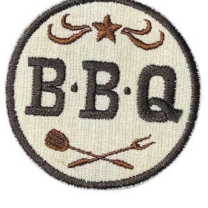 Puede incluir: Parche bordado con temática de barbacoa. El parche circular presenta las letras "B B Q" en marrón oscuro, con una estrella y elementos decorativos arriba. Una espátula y un tenedor se cruzan debajo.