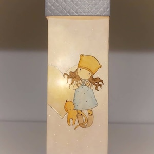 Lámpara de papel pintada a mano, luz suave: Santoro gorjuss, ecológico, portátil, muñeca bebé. Lámpara de papel pintada a mano con muñeca.