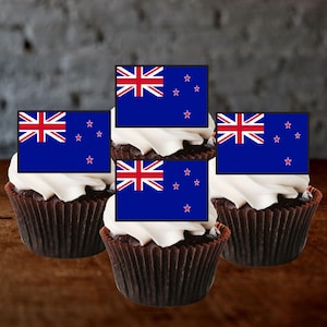 Może przedstawiać: Cztery czekoladowe muffiny z białym kremem i jadalnymi ozdobami w kształcie flagi Nowej Zelandii. Flagi są niebieskie z czerwonym Union Jack w lewym górnym rogu i czterema czerwonymi gwiazdami w prawym dolnym rogu.