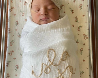 Swaddle de nombre de bebé bordado a mano // Manta de muselina //Anuncio de nombre // Anuncio de nacimiento // Revelación de género // Fotos de recién nacidos // Regalo