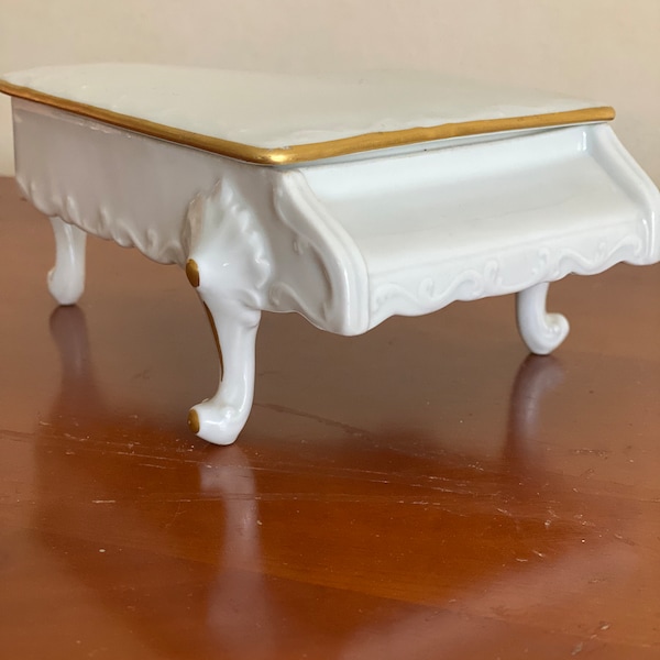 Boîte à bijoux en porcelaine de Limoges forme piano à queue