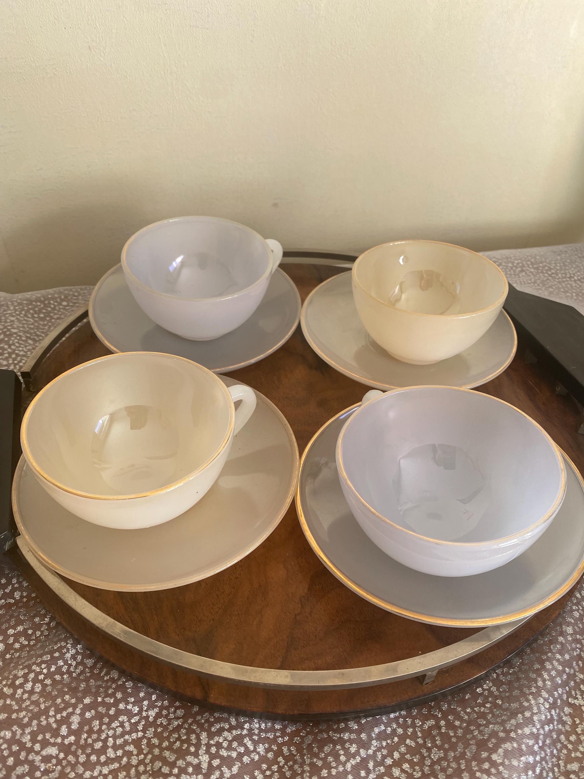 Tasses et soucoupes en opaline - France Tasses et soucoupes en opaline - France