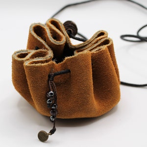 sac en cuir médiéval avec perles de pierres précieuses