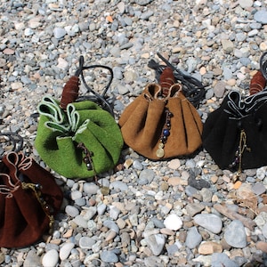 pochette médiévale en cuir avec perles en pierres précieuses - vert - noir - marron clair - marron foncé