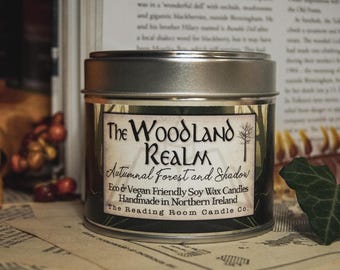 Vela de cera de soja Woodland Realm / Aroma a bosque otoñal / Inspirada en la fantasía élfica / Vela vegana con mecha de madera vertida a mano / Aroma natural / Otoño