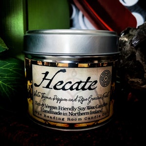 Hekate- Von Hexerei und Hexerei inspirierte Sojawachs-Kerze mit weißem Thymian, Pfeffer und reifen griechischen Früchten