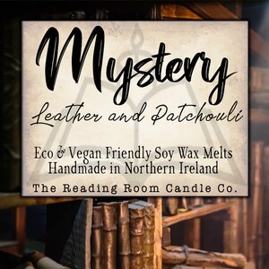 Puede incluir: Cubes de cera de soja en un frasco de vidrio marrón con una etiqueta que dice "Mystery Leather and Patchouli Eco & Vegan Friendly Soy Wax Melts Handmade in Northern Ireland The Reading Room Candle Co."
