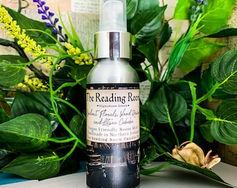 The Reading Room *Ambiente en aerosol inspirado en la literatura* Florales opulentos, resinas de madera y litsea cubeba - 100 ml