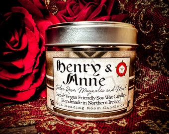 Henry et Anne - Bougie à la cire de soja pure - Rose tudor, magnolia et musc - Inspiré de l'histoire/de la Grande-Bretagne/des Tudor/de l'amour