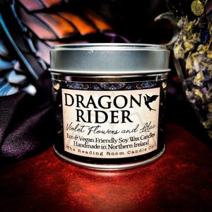 Dragon Rider- Czysta świeca woskowa sojowa- Romantyzm/Literatura/Książka Inspirowana- Fioletowe kwiaty i bez