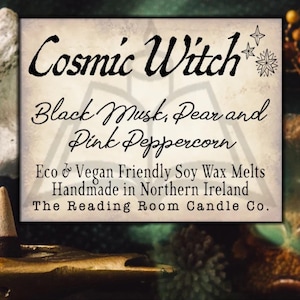 Puede incluir: Una etiqueta para una vela de cera de soja con el texto "Cosmic Witch" en una fuente cursiva. La etiqueta también incluye el texto "Black Musk, Pear and Pink Peppercorn" y "Eco & Vegan Friendly Soy Wax Melts Handmade in Northern Ireland The Reading Room Candle Co."