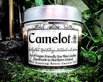 Velas de cera de soja pura inspiradas en Camelot, mitología británica y el Rey Arturo: turba terrosa, follaje intenso, pachulí y ámbar.