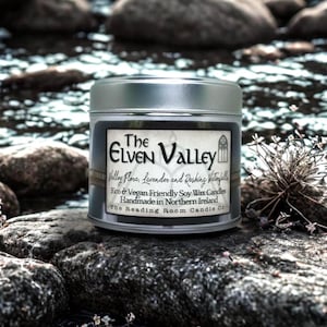Vela de cera de soja de Elven Valley / Aroma a lavanda, flora del valle y río caudaloso / Inspirada en la naturaleza fantástica / Vela vegana con mecha de madera / Hecha a mano