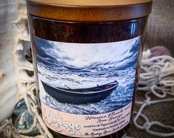 Voyage- *Litteraturinspirerat rent sojavaxljus* Marinblommor och havsbris-Första sidan-kollektionen