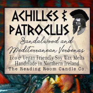 Könnte beinhalten: Ein Schild mit der Aufschrift "ACHILLES & PATROCLUS" und einem römischen Helm. Darunter steht "Sandalwood and Mediterranean Verbenas" und "Eco & Vegan Friendly Soy Wax Melts". Handgefertigt in Nordirland von The Reading Room Candle Co.