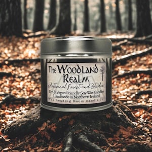 Vela de cera de soja Woodland Realm / Aroma a bosque otoñal / Inspirada en la fantasía élfica / Vela vegana con mecha de madera vertida a mano / Aroma natural / Otoño