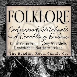 Może przedstawiać: Czarno-biała ilustracja grupy ludzi wokół ogniska. Tekst głosi: "FOLKLORE Cedarwood, Patchouli and Crackling Embers Eco & Vegan Friendly Soy Wax Melts Handmade in Northern Ireland The Reading Room Candle Co."
