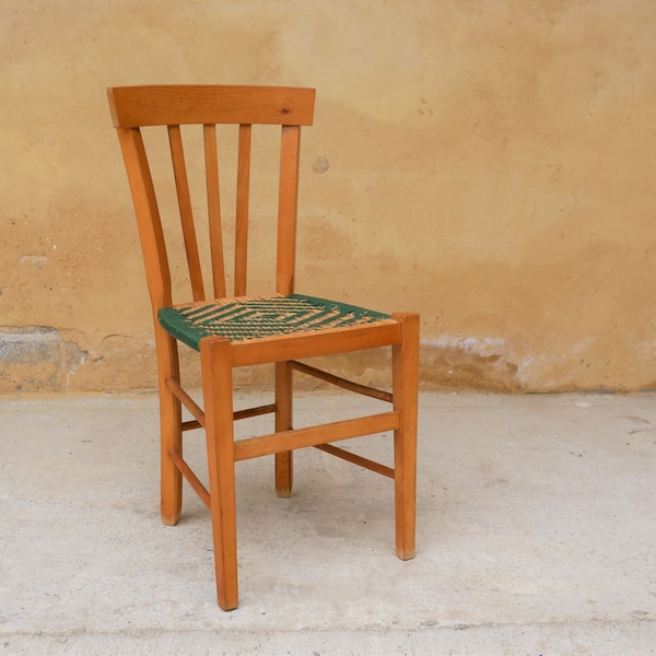 Chaise cannée de campagne en bois et en rotin