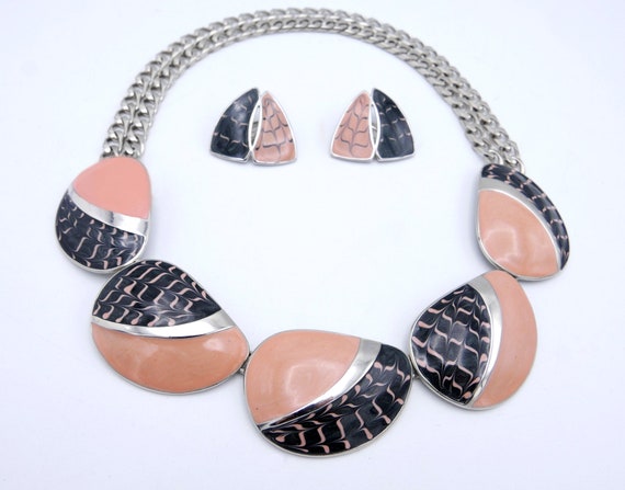 Vintage 1980s Trifari Pink Black Feathered Enamel