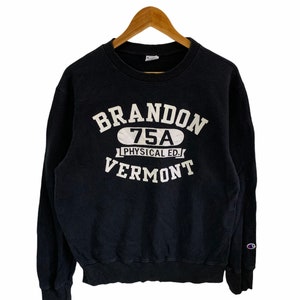 Könnte beinhalten: Schwarzer Champion-Sweatshirt mit einem weißen Aufdruck, der "BRANDON 75A PHYSICAL ED. VERMONT" lautet