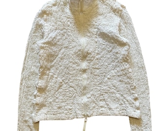 Issey Miyake ME plisserad jacka med dragkedja i elfenbensvit, texturerad, minimalistisk japansk designer