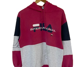 Sudadera vintage de los 90 de Fila International, con capucha, logo grande, estilo deportivo, rosa y gris.