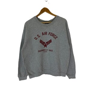 Può includere: Felpa grigia con un logo ricamato rosso della U.S. Air Force e il testo "Sheppard A.F. Base Texas".