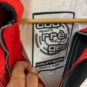 May include: A white label with black text that reads "Courr&egrave;ges sport futur" and a black and white logo with the text "cou pr&eacute; futur ges".