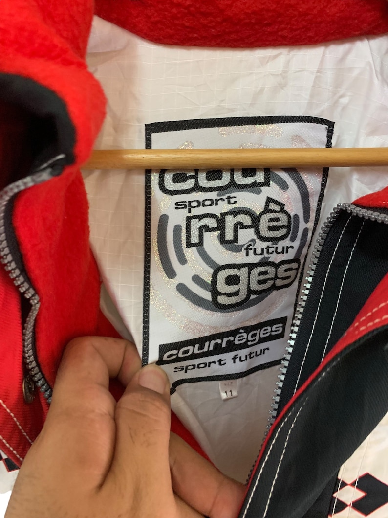 May include: A white label with black text that reads "Courr&egrave;ges sport futur" and a black and white logo with the text "cou pr&eacute; futur ges".