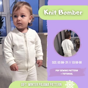Op de afbeelding: Wit gebreid bomberjack voor een baby of peuter. Het jack heeft een ritssluiting en wordt getoond op een kind dat een bijpassende witte broek draagt. De tekst "Knit Bomber" staat in een groene box bovenaan de afbeelding. De tekst "SIZE: US 6M-3Y // EU 68-98" staat onder de afbeelding van het kind. De tekst "PDF SEWING PATTERN + TUTORIAL" staat onder de maatgegevens. De tekst "GIFT: WINTER PAJAMA PATTERN" staat onderaan de afbeelding.