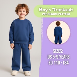 Könnte beinhalten: Ein Kind trägt einen blauen Trainingsanzug. Das Outfit besteht aus einem Sweatshirt mit Rundhalsausschnitt und einer Hose mit weitem Bein. Der Text "Boy's Tracksuit PDF Sewing Pattern" und die Größen US 5-9 Jahre, EU 110-134 sind ebenfalls enthalten.
