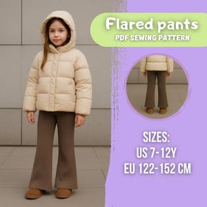 Może przedstawiać: Młoda osoba w beżowej kurtce puchowej z kapturem i brązowych spodniach z rozszerzanymi nogawkami. Obraz zawiera tekst „Flared pants PDF Sewing Pattern” oraz informacje o rozmiarze: US 7-12Y i EU 122-152 cm.