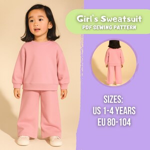 Op de afbeelding: Een kind draagt een roze sweatshirt en een bijpassende broek met wijde pijpen. De afbeelding bevat een kleinere inzet die de outfit van achteren laat zien. Tekst op de afbeelding luidt "Girl's Sweatsuit PDF Sewing Pattern" en "Maten: US 1-4 jaar, EU 80-104."