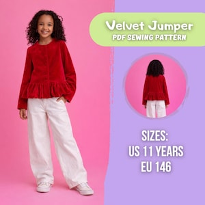 以下が含まれることがあります： 赤いベルベットのジャンパーと白いパンツを着た若い人。ジャンパーはフリル裾とボタン留めです。画像には「Velvet Jumper PDF Sewing Pattern」と「US 11 YEARS EU 146」というテキストが含まれています。