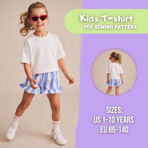 Puede incluir: Una persona joven con una camiseta blanca y pantalones cortos a rayas azules y blancas con un dobladillo con volantes. La imagen incluye el texto "Kids T-shirt PDF Sewing Pattern" y "Tallas: US 1-10 años EU 86-140". La persona lleva gafas de sol rojas.