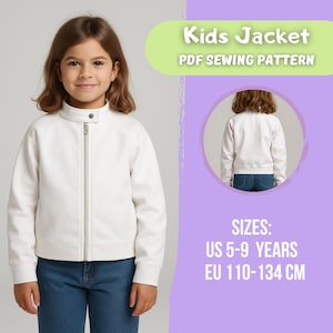 Peut inclure: Une veste blanche pour enfant avec une fermeture éclair argentée et un petit bouton au col. L'image comprend le texte "Kids Jacket PDF Sewing Pattern" et des informations de taille: EU 110-134 cm.