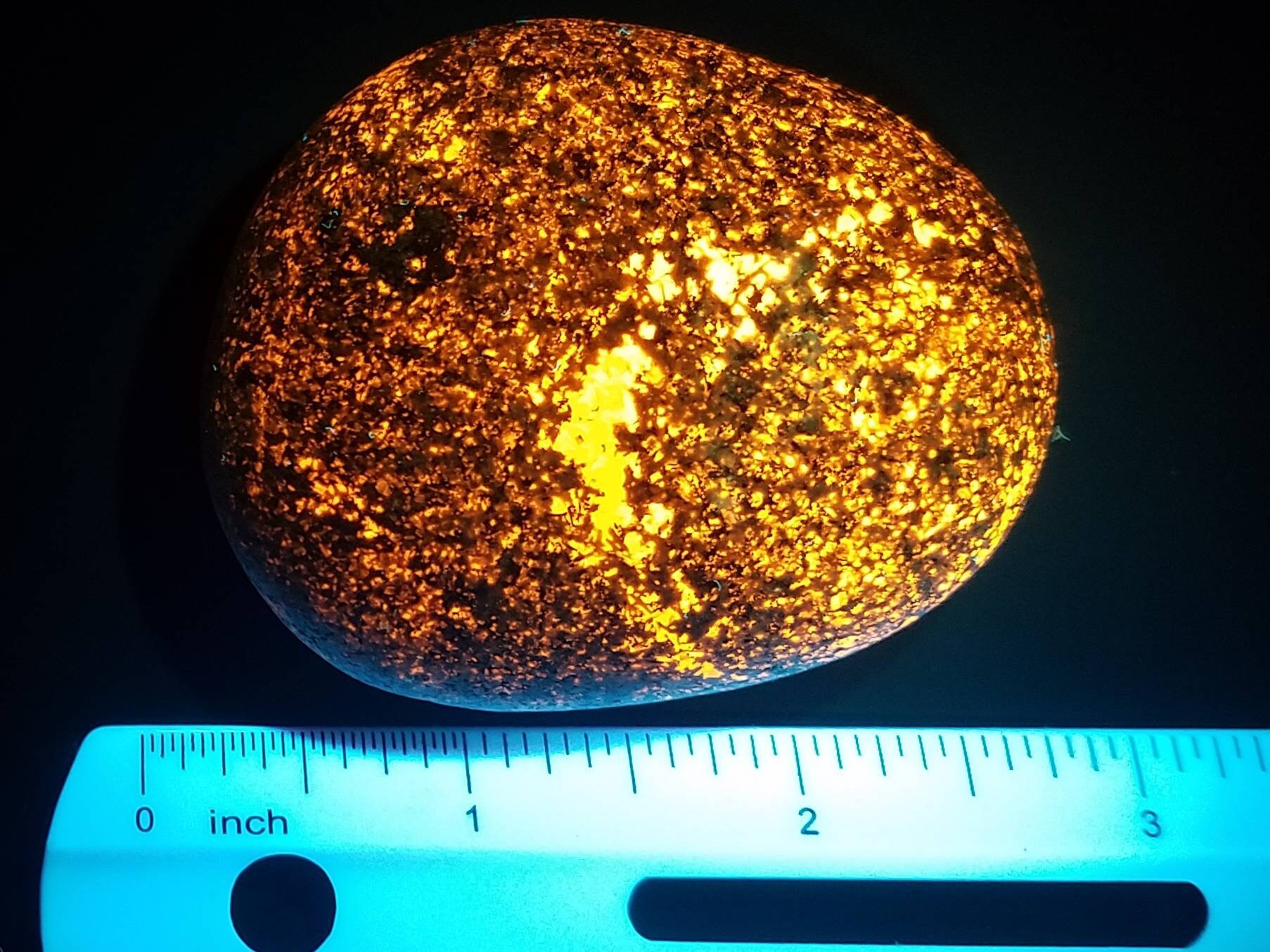 Lake Superior uv Reactive Sodalite Stone Yooper Rock Fluorescent Glow Yooper Emberlite 5.1 oz/ 144.58 g ABSOLUTELY GORGEOUS YOOPERITE