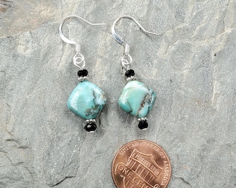 Pendientes pequeños de turquesa africana con piedras preciosas, opciones de ganchos hipoalergénicos.