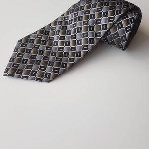 Hawes & Curtis Navy Fleur-De-Lis Tie | 100% Silk | Geometric | Men's