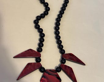 collana nera divertente