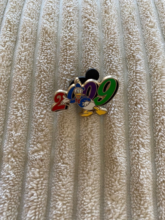 Donald Duck pin